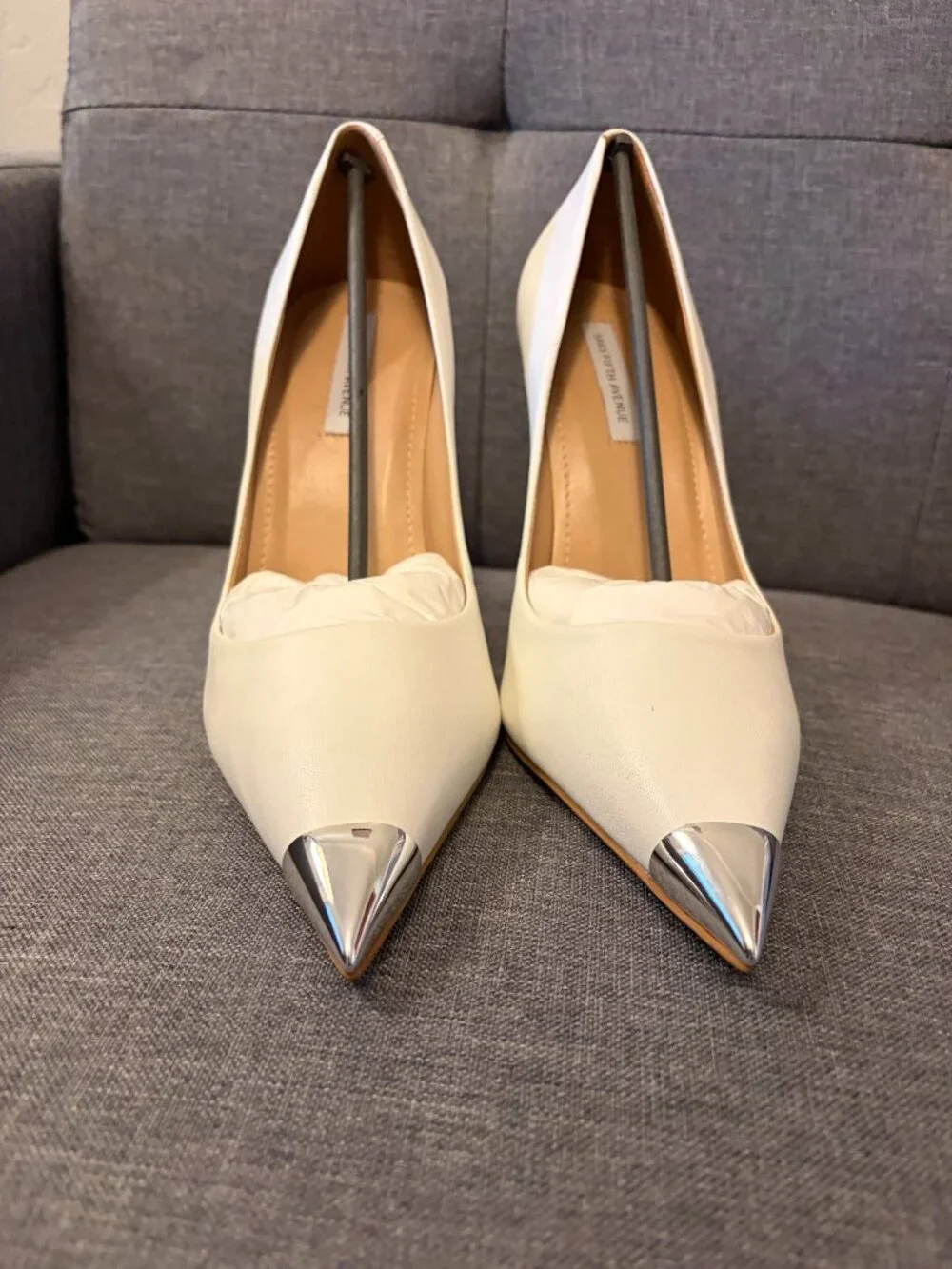 NEW Saks Fifth Avenue Ivory Leather Pumps Metal Cap Toe Stiletto Heels Size 10 - Picture 1 of 5
